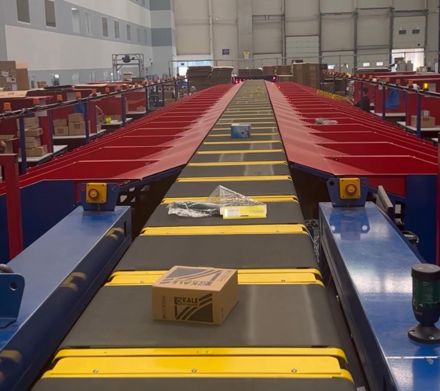 Çapraz bantlı (cross belt) sorter hattı